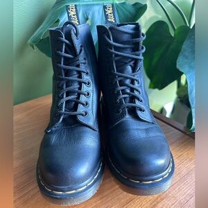Women's Doc Martens 1460 Pascal Sz6 Black Soft Pebbled Leather 8 hole